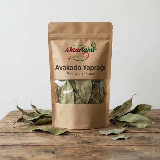 Taze yeşil avokado yaprakları ve çay