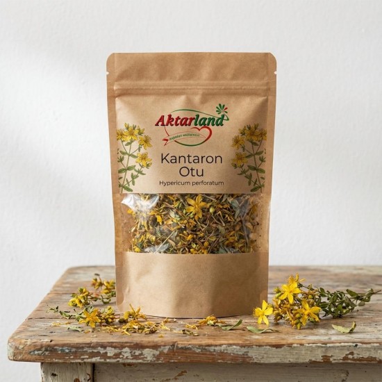 Dilimlenmiş sarı kantaron çiçeği ve yapraklarıyla sağlık dolu bir masa