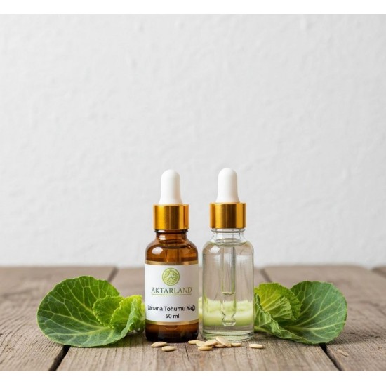 Lahana tohumu yağı şişesi ve taze lahana tohumları doğal ahşap zemin üzerinde