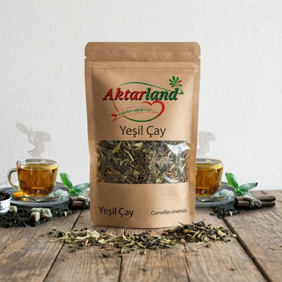 Bir fincan sıcak yeşil çay ve taze yeşil çay yaprakları.