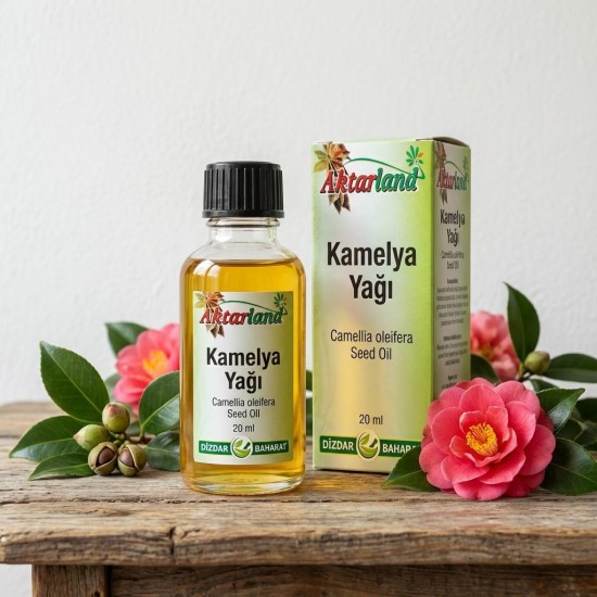  Kamelya yağı şişesi ve yanında taze kamelya çiçekleri