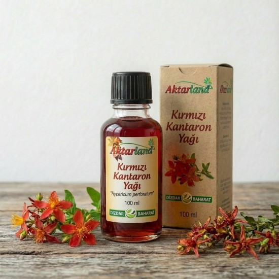 Kantaron yağı şişesi ve taze sarı kantaron çiçekleri doğal ortamda