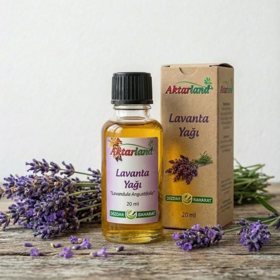  Lavanta yağı şişesi ve lavanta çiçekleri doğal arka plan