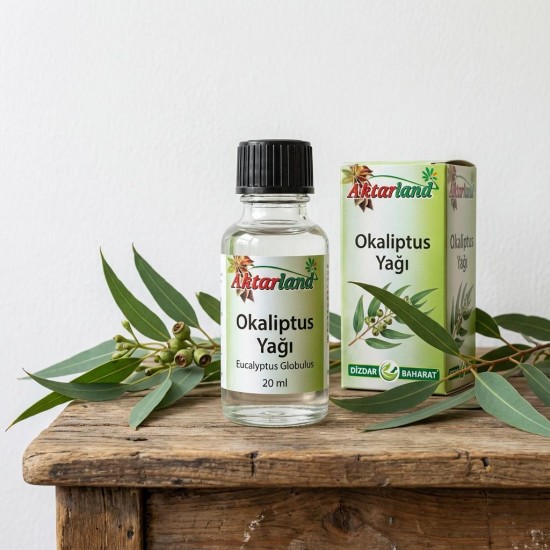 Saf okaliptus yağı şişesi ve taze okaliptus yaprakları