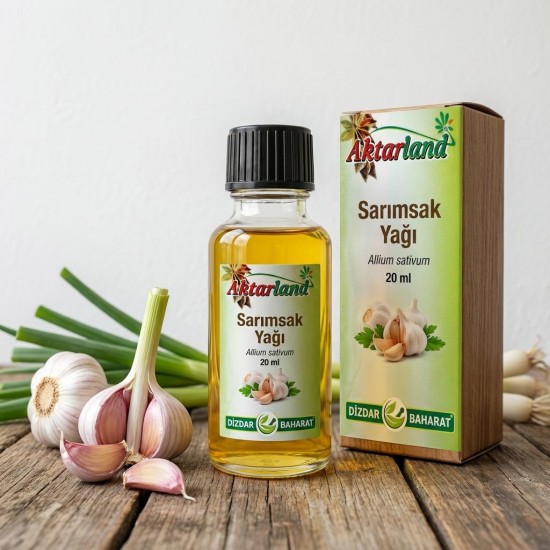 Sarımsak yağı şişesi ve faydaları gösteren doğal görüntü