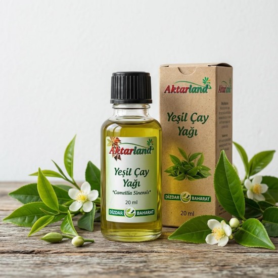 Damlalıkla şişeden akan yeşil çay yağı.
